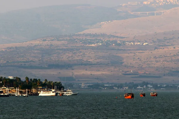 以色列东北部的淡水湖 Tiberias Kinneret 湖的海岸 — 图库照片