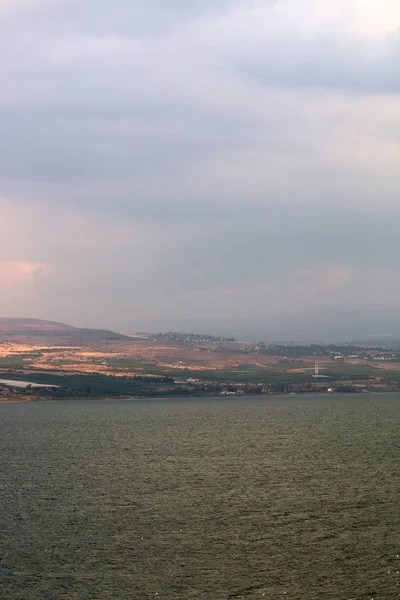 以色列东北部的淡水湖 Tiberias Kinneret 湖的海岸 — 图库照片