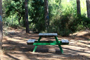 Kuzey İsrail bir açık şehir parkında bir Bank standları 