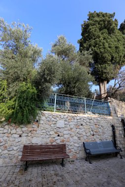 Kuzey İsrail bir açık şehir parkında bir Bank standları 