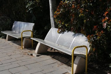 Kuzey İsrail bir açık şehir parkında bir Bank standları 