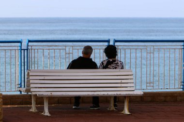 Kuzey İsrail ' Akdeniz'in kıyısında dinlenme tezgah 