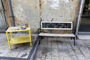 kent merkezindeki kaldırımda dinlenme tezgah 