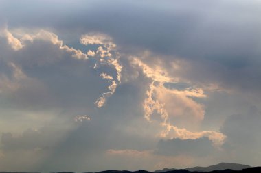 Dünya'nın gökyüzü görünümü bağlıdır günün saati, yıl ve ana hava saati. 
