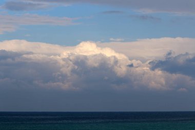 Dünya'nın gökyüzü görünümü bağlıdır günün saati, yıl ve ana hava saati. 