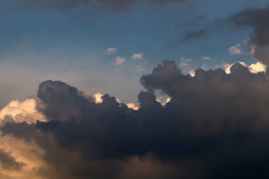 Dünya'nın gökyüzü görünümü bağlıdır günün saati, yıl ve ana hava saati. 
