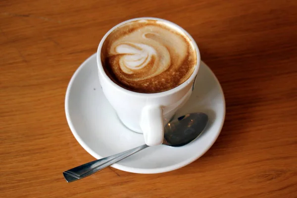 テーブルの上が熱く 強いコーヒーのガラス — ストック写真