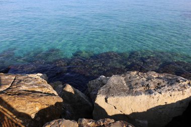 Akdeniz kıyısında taş yalan 