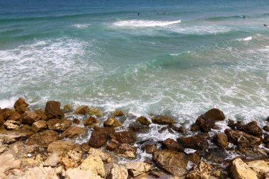 Akdeniz kıyısında taş yalan 