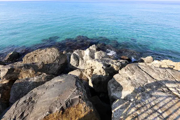 Pedras Jazem Nas Margens Mediterrâneo — Fotografia de Stock