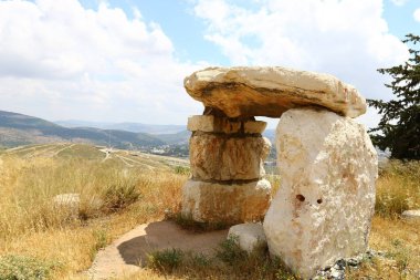 Kuzey İsrail bir açık şehir parkında taş yalan 