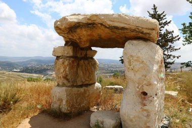 Kuzey İsrail bir açık şehir parkında taş yalan 