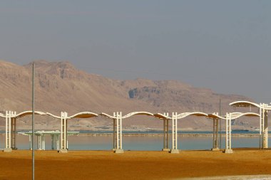 sahilde sıcak İsrail güneşten korumak için gölgelik 