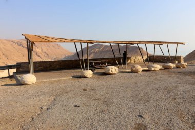 sahilde sıcak İsrail güneşten korumak için gölgelik 