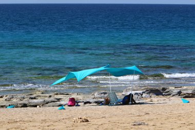 sahilde sıcak İsrail güneşten korumak için gölgelik 