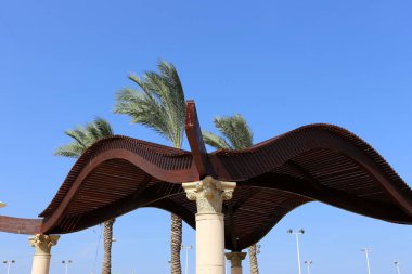 sahilde sıcak İsrail güneşten korumak için gölgelik 