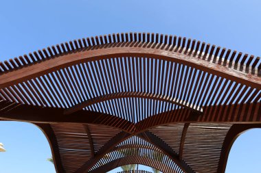 sahilde sıcak İsrail güneşten korumak için gölgelik 