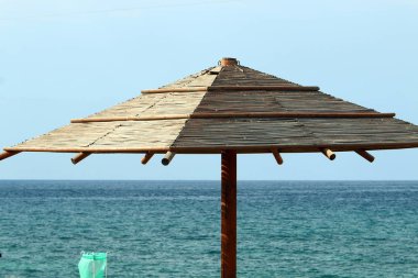 sahilde sıcak İsrail güneşten korumak için gölgelik 