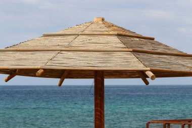 sahilde sıcak İsrail güneşten korumak için gölgelik 