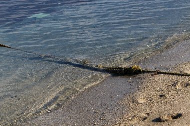 Yüzme sahilde yüzen ip ile çit yerdir. 
