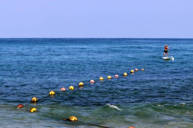 Yüzme sahilde yüzen ip ile çit yerdir. 