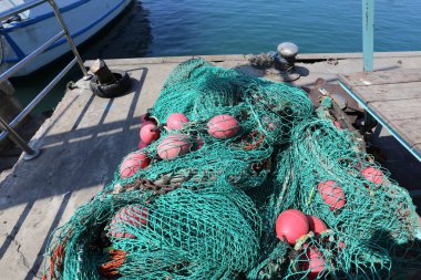Dişli Balıkçılık ve balıkçılık için denizde ağlar 