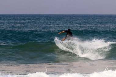 Sörf - özel ışık kurullarında Akdeniz dalgaları sürme. 
