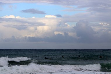 Sörf - özel ışık kurullarında Akdeniz dalgaları sürme. 