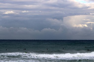 Sörf - özel ışık kurullarında Akdeniz dalgaları sürme. 