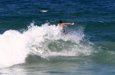 Sörf - özel ışık kurullarında Akdeniz dalgaları sürme. 