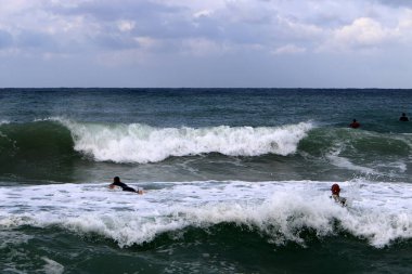 Sörf - özel ışık kurullarında Akdeniz dalgaları sürme. 
