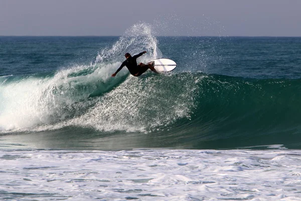 Surf Cavalcando Onde Nel Mediterraneo Speciali Lavagne Luminose — Foto Stock