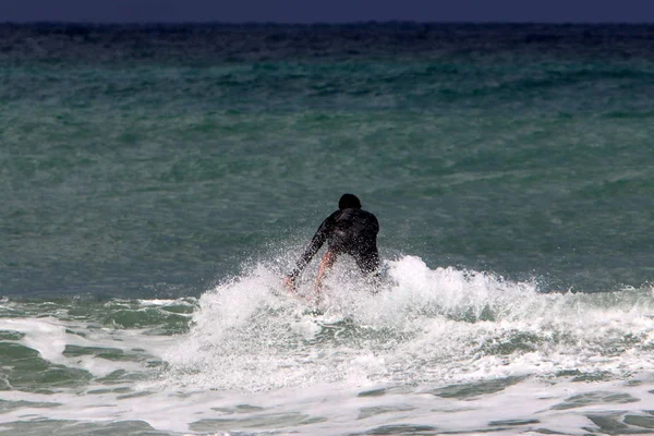 Surfer Chevaucher Les Vagues Méditerranée Sur Des Panneaux Lumineux Spéciaux — Photo