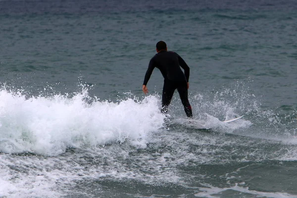 Surfer Chevaucher Les Vagues Méditerranée Sur Des Panneaux Lumineux Spéciaux — Photo