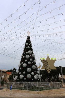 Noel oyuncaklar ve Haifa İsrail sokaklarda süslemeleri 