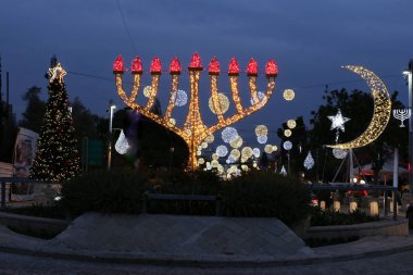 Noel oyuncaklar ve Haifa İsrail sokaklarda süslemeleri 