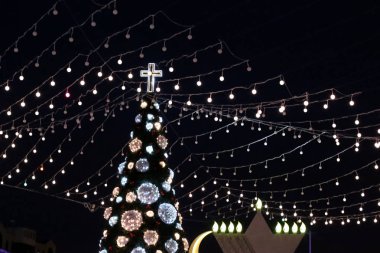 Noel oyuncaklar ve Haifa İsrail sokaklarda süslemeleri 