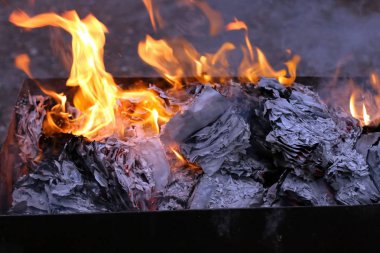 yakacak odun mangal içinde yanıyor ve kalın duman 