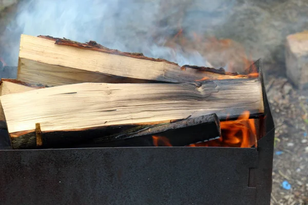 Brennholz Brennt Kohlenbecken Und Gibt Dicken Rauch — Stockfoto