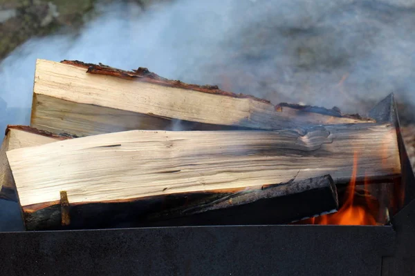 Bois Chauffage Brûle Dans Brasero Une Épaisse Fumée — Photo