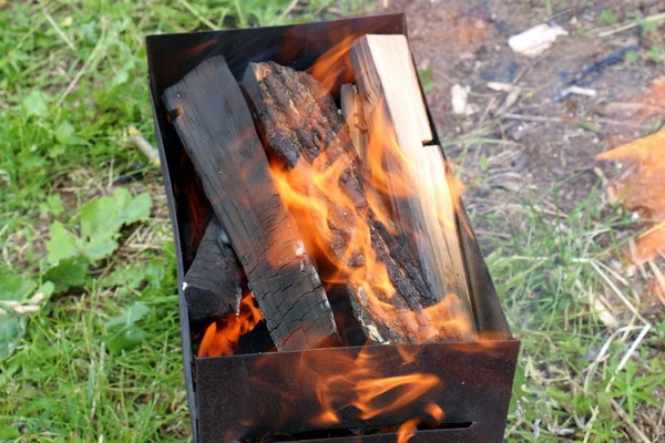 Leña Está Ardiendo Brasero Hay Humo Espeso — Foto de Stock