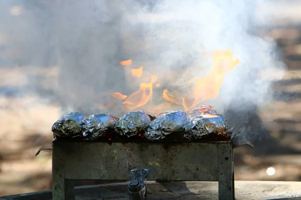 Brennholz Brennt Kohlenbecken Und Gibt Dicken Rauch — Stockfoto