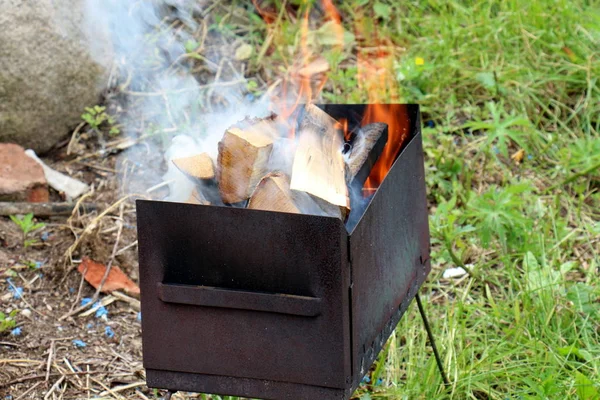 Brennholz Brennt Kohlenbecken Und Gibt Dicken Rauch — Stockfoto