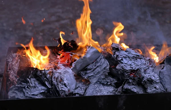 Bois Chauffage Brûle Dans Brasero Une Épaisse Fumée — Photo