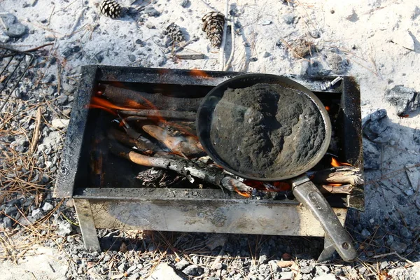 Bois Chauffage Brûle Dans Brasero Une Épaisse Fumée — Photo