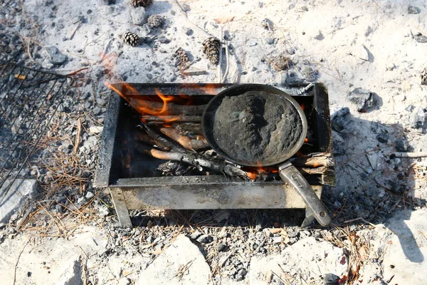 Bois Chauffage Brûle Dans Brasero Une Épaisse Fumée — Photo