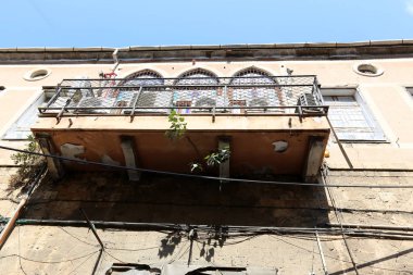 Mimari balkonda duvardan çıkıntılı kirişler ile güçlendirilmiş bir korkuluk ile bir platformdur. 