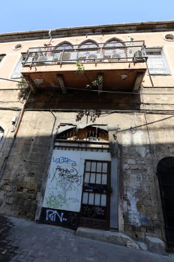 Mimari balkonda duvardan çıkıntılı kirişler ile güçlendirilmiş bir korkuluk ile bir platformdur. 