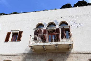 Mimari balkonda duvardan çıkıntılı kirişler ile güçlendirilmiş bir korkuluk ile bir platformdur. 