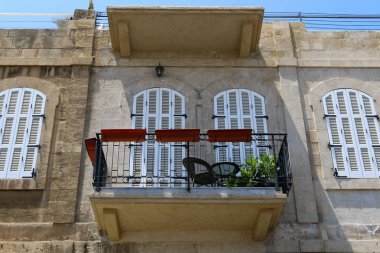 Mimari balkonda duvardan çıkıntılı kirişler ile güçlendirilmiş bir korkuluk ile bir platformdur. 